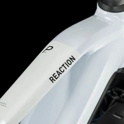 Cube Reaction Hybrid Pro 625 Allroad Flashwhite´n´black -Vélo Èlectrique Soldes Reaction Hybrid Pro 625 Allroad flashwhite n black 634162 1